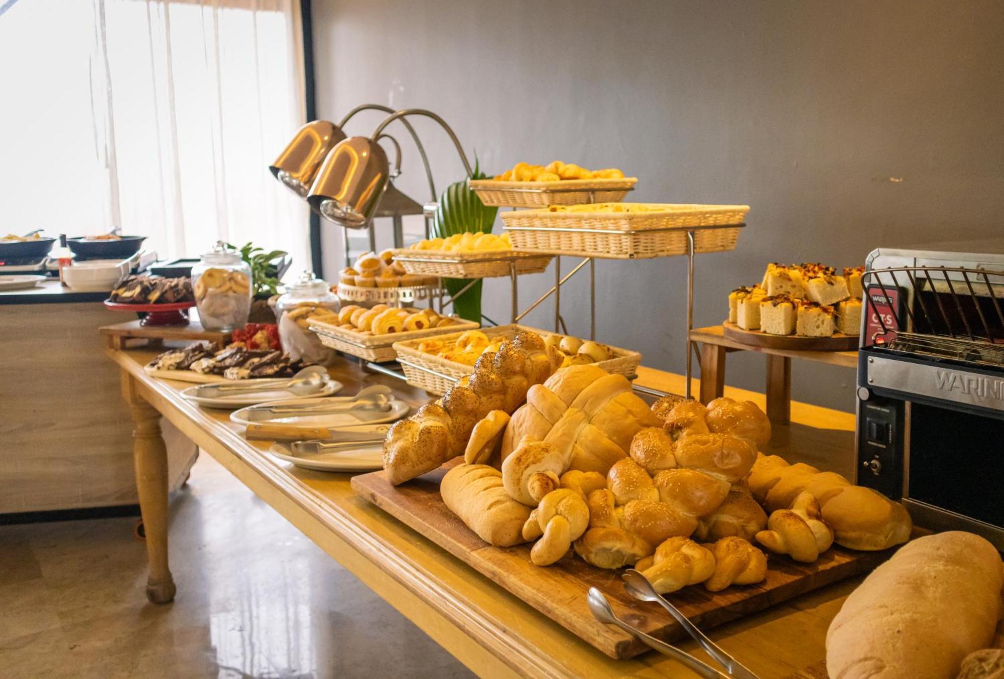 Hotel Caribe By Faranda Grand, A Member Of Radisson Individuals Картахена Экстерьер фото A bread buffet