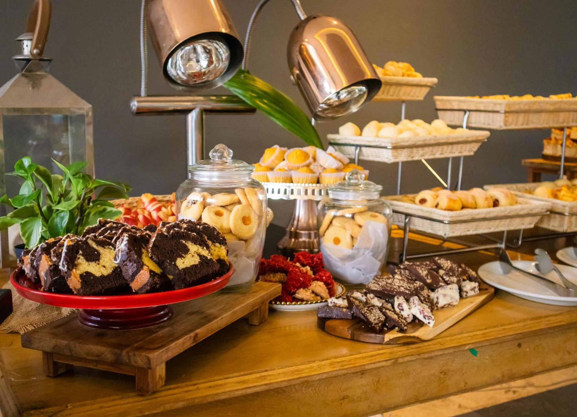 Hotel Caribe By Faranda Grand, A Member Of Radisson Individuals Картахена Экстерьер фото A dessert buffet