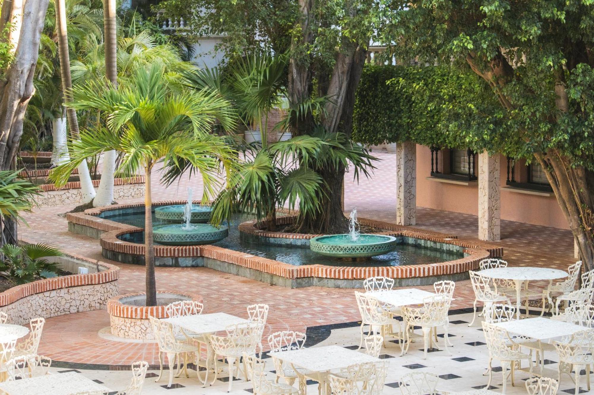 Hotel Caribe By Faranda Grand, A Member Of Radisson Individuals Картахена Экстерьер фото Fountain at the center of the mall